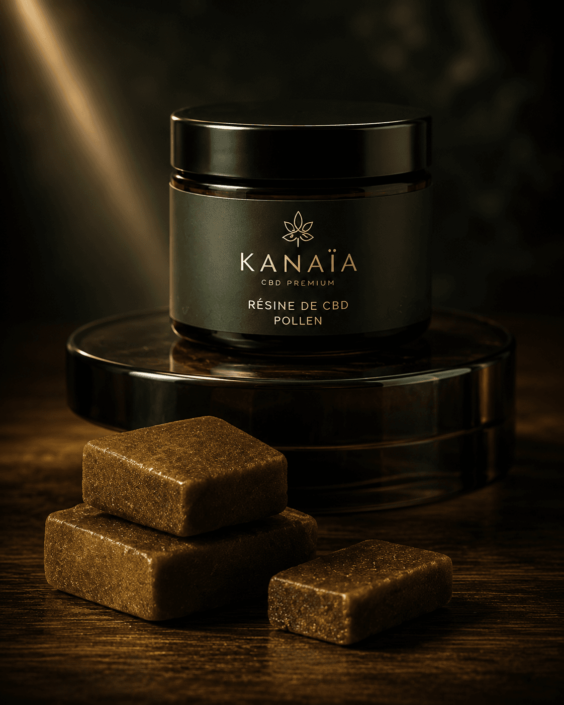 Pot de résine Pollen KANAÏA sur socle de verre fumé, barres de résine pressée, clair-obscur doré